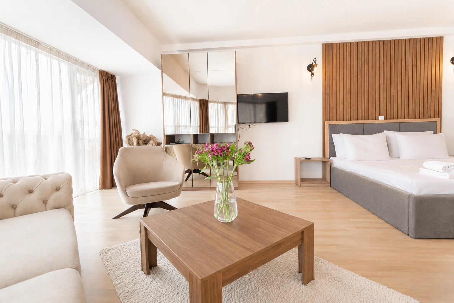 502 - Prestige Senior Suite - City View photo 3