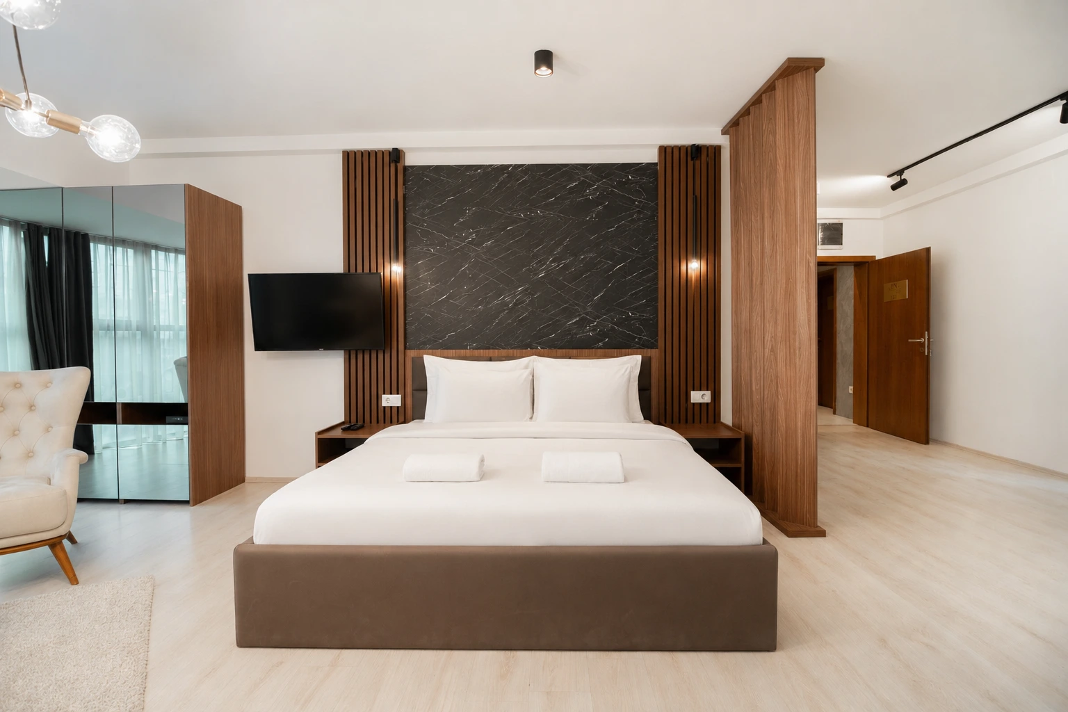 402 - Prestige Senior Suite - City View photo 3
